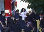 Britney Spears bæres ind i en ambulance i Los Angeles. 