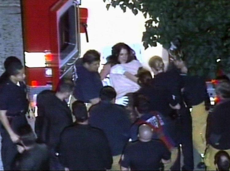 Britney Spears bæres ind i en ambulance i Los Angeles. 