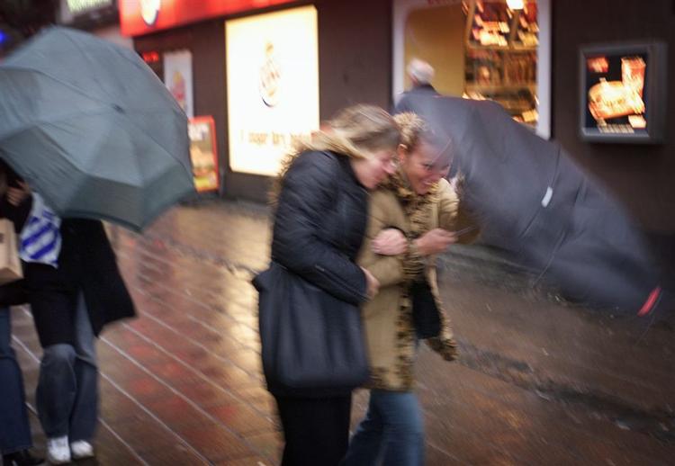 Det er en god idé at blive inden døre i dag - DMI lover stormvejr. 