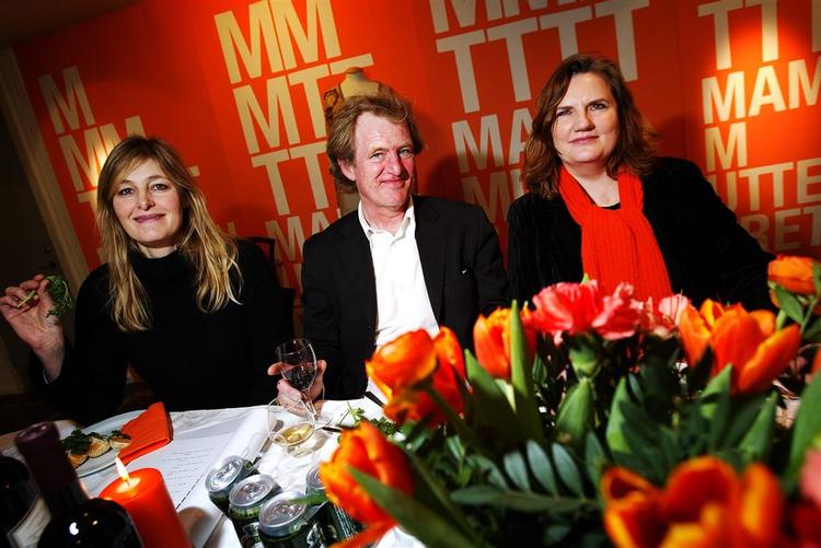 Claus Flygare er direktør for Mammutteatret. Her ses han mellem Kari Vidø og Tina Gylling Mortensen til teatrets 20 års jubilæumsmiddag. Fra april spiller han med i Modern Life på Café Teatret. 