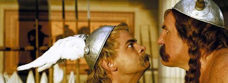 Clovis Cornillac (Asterix) og Gérard Depardieau (Obelix) får det ifølge de franske anmeldere mere end svært i de europæiske biografer. 