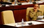 76-årige Raul Castro i parlamentssalen ved siden af den tomme stol, hvor storebror Fidel skulle have siddet. 