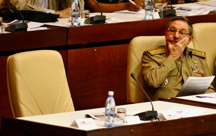 76-årige Raul Castro i parlamentssalen ved siden af den tomme stol, hvor storebror Fidel skulle have siddet. 