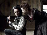 Johnny Depp spiller rollen som den syngende og myrdende barber, mens Helena Bonham Carter er den kødtærte-bagende underbo. 