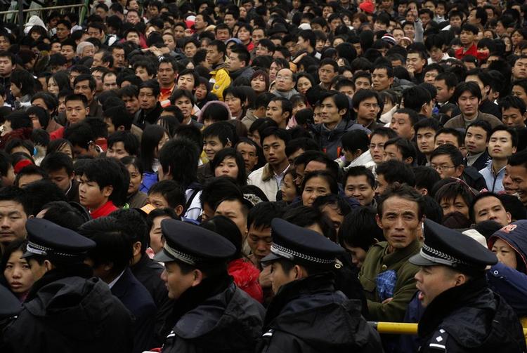 Tusinder og atter tusinder af kinesere venter foran stationen i Guangzhou i det sydlige Kina på at komme videre. 