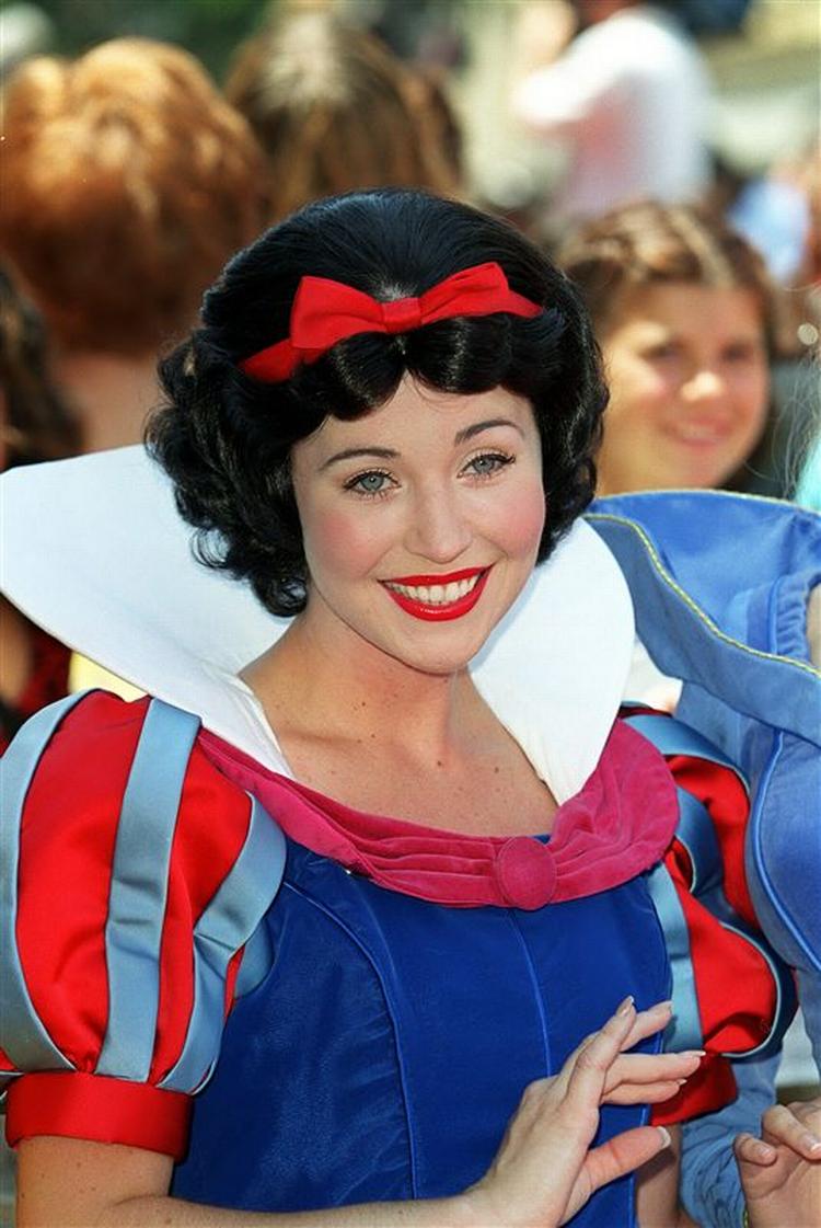 Yndige og blide Snehvide, her i en levende udgave, er fortid i Disneys tegnefilm. 