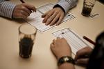 Speeddating på Cafe Barcelona. »I får alle et score-kort«, nærmest råber værten og vifter demonstrerende med et skema. »Her kan I lave små bemærkninger til jer selv om de forskellige dates. Skrive, at ham der ’Storfyr24’ fandeme havde noget grimt hår, eller lave små smileys«. 