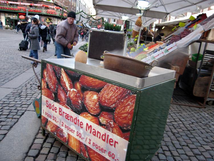 København skal være mere broget og livlig. Derfor udbyder kommunen nu omkring 30 stadepladser til salg af andet end brændte mandler og frugt. 