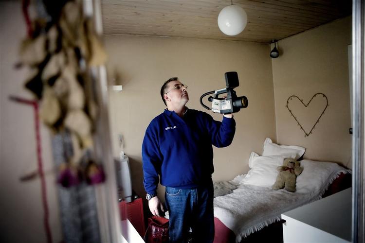 René Andersen fra Kurt Andersen Termografi termograferer et hus i Rødovre. Fotograferingen viser, hvor kuldebroerne er og hvor det bedst kan betale sig at tætne og efterisolere. 