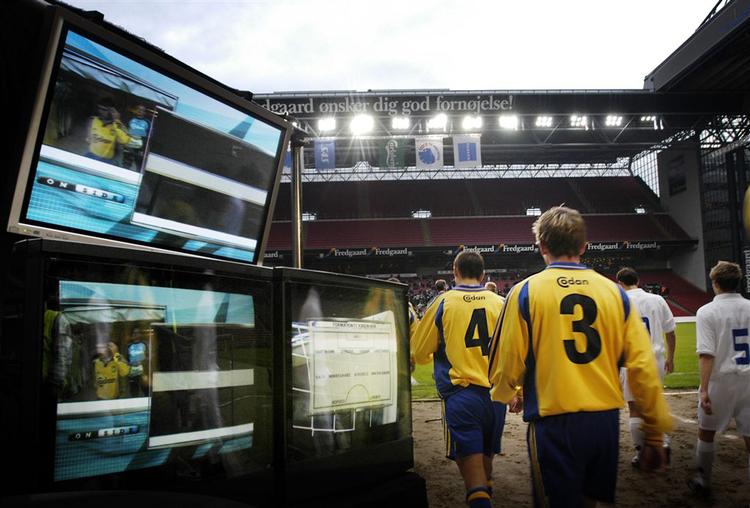 Mere tv giver bedre spillerlønninger, men kun til gavn for de bedste klubber, påpeger en sportsøkonom. 