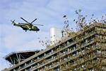 En af de nye EH-101-redningshelikoptere er i luften, da Rigshospitalets nye helikopterlandingsplads bliver indviet. 