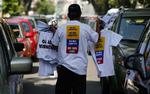 En mand i Bogota sælger T-shirts, hvor FARC-oprørere opfordres til at standse kidnapninger. 