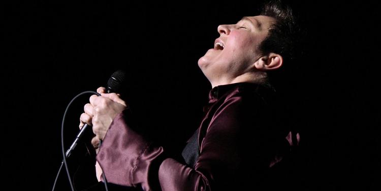 Canadiske k.d. lang har indset, at hun er så god, at hun ikke længere behøver bevise noget. Her er hun  live på the Hammersmith Apollo i  London. 