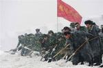 Militær og myndighedspersoner er kommanderet ud med sneskovl for at kæmpe mod snemasserne i Zhejiang provinsen i det østlige Kina. 