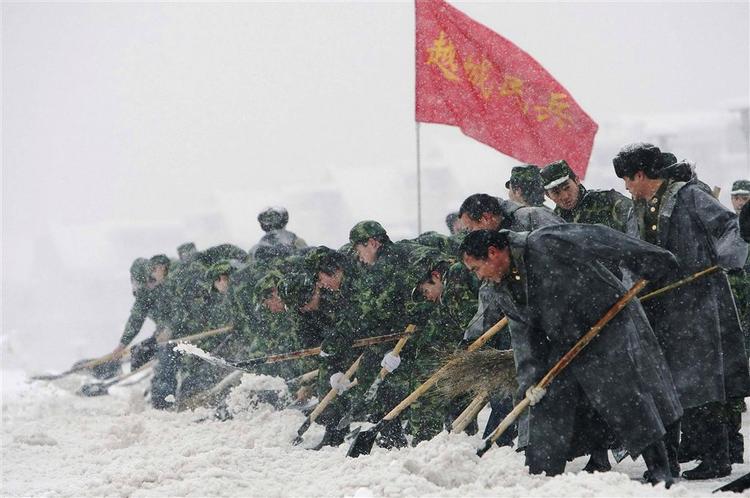 Militær og myndighedspersoner er kommanderet ud med sneskovl for at kæmpe mod snemasserne i Zhejiang provinsen i det østlige Kina. 