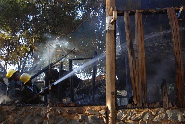 En pinsekirke i byen Eldoret i det vestlige Kenya er blevet brændt ned til grunden. 