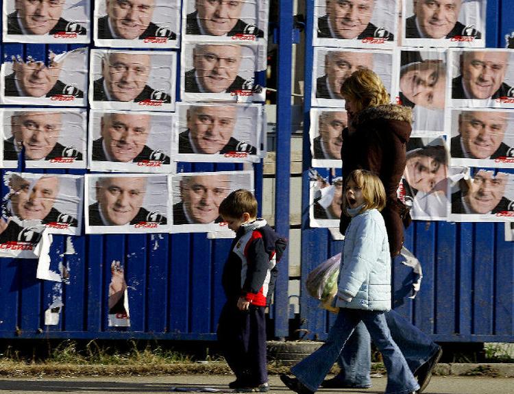 Den prorussiske Tomislav Nikolic forsøger ved dagens valg i Serbien at vælte den siddende Boris Tadic. Foto: Srdjan Ilic/AP 
