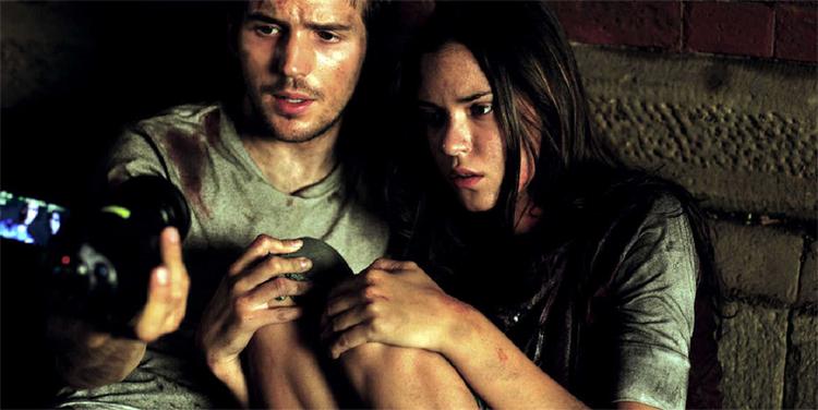 ’Cloverfield’ er en film, der leger, at den er fotograferet med håndholdt lommekamera, samtidig med at hele biografen ryster som ramt af et jordskælv i et monstergungrende, oplevelseskulturelt lydorgie! 