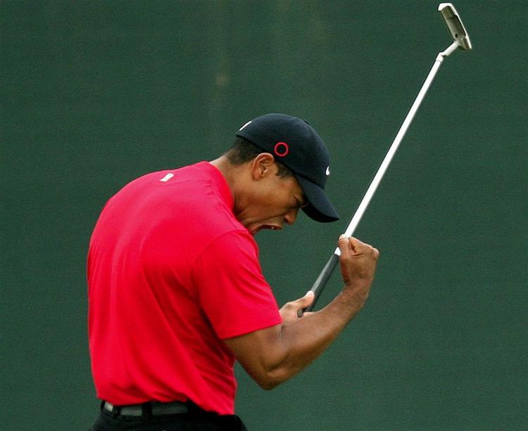 Tiger Woods lavede seks birdies på de sidste ni huller, da han for anden gang vandt Dubai Desert Classic. 
