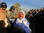 Egyptiske soldater standser en palæstinensisk kvinde, der vil gennem hullet i grænseovergangen mellem Egypten og Gaza. 