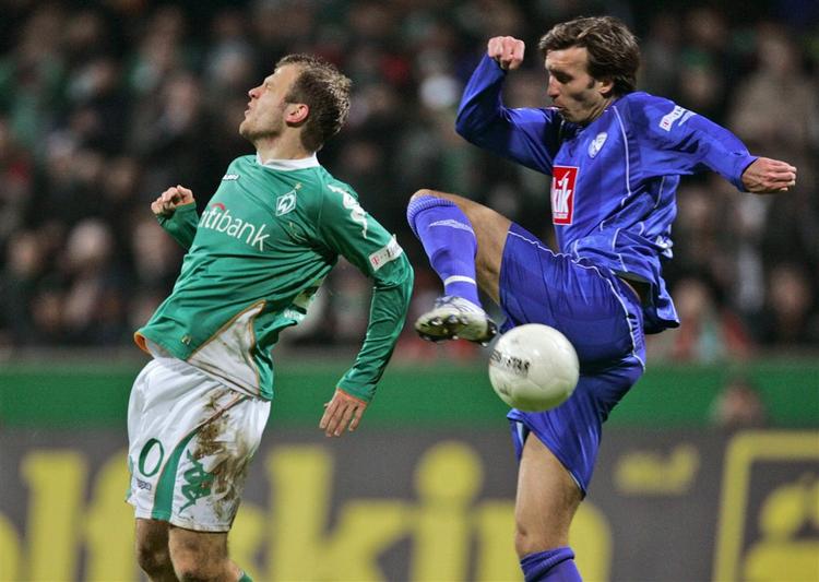 Daniel Jensen (tv.) scorede, fik en advarsel og var i det hele taget en central i figur i Werder Bremens kamp mod VfL Bochum. 