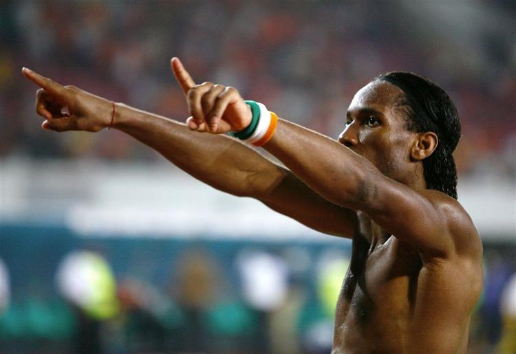 Drogba jubler efter den sikre kvartfinalesejr. 
