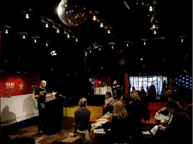 Cepos-direktør Martin Ågerup holdt den første kapitalistiske prædiken på teater Camp X søndag formiddag. Godt 30 mennesker var mødt frem for at diskutere kapitalismen.  Foto: Peter Hove Olesen 