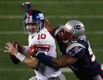 Som quarterback er Eli Manning jaget vildt i kampene, og Adalius Thomas fik da også ram på ham her, men da det gjaldt, slog Manning til. 