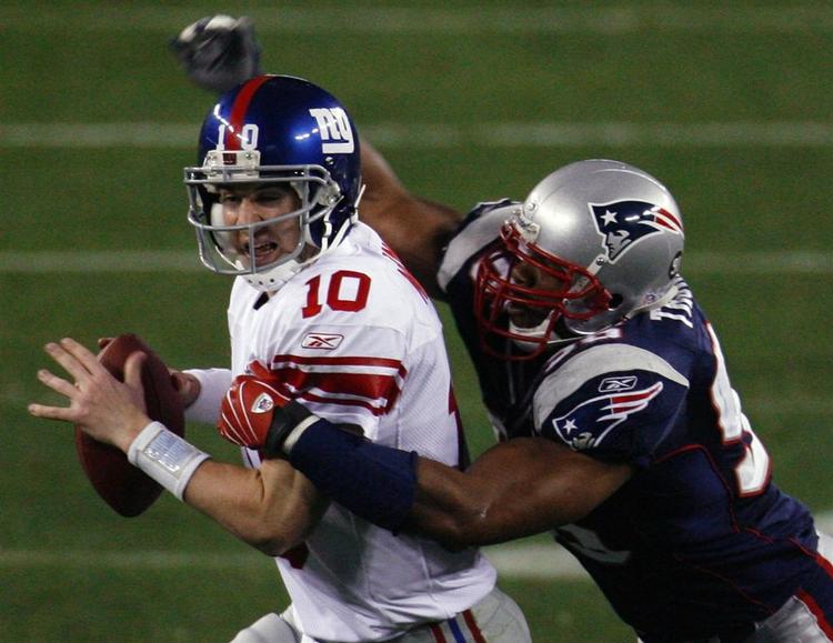 Som quarterback er Eli Manning jaget vildt i kampene, og Adalius Thomas fik da også ram på ham her, men da det gjaldt, slog Manning til. 