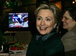 Da Super Bowl blev afgjort var Hillary Clinton på plads foran storskærmen til ære for fotograferne. 