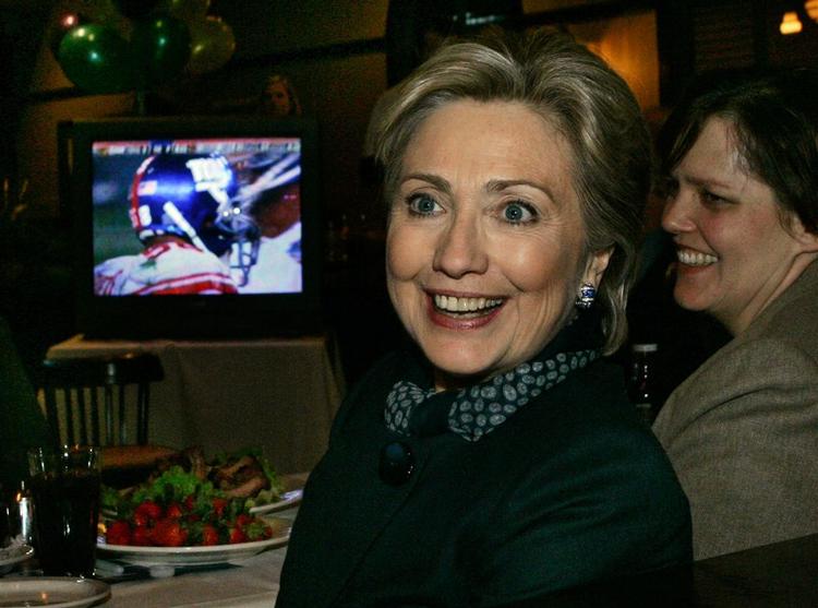 Da Super Bowl blev afgjort var Hillary Clinton på plads foran storskærmen til ære for fotograferne. 