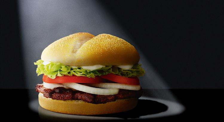 Sådan tager Burger Kings nye Angus-burger sig ud, når Burger King selv fotograferer den. 