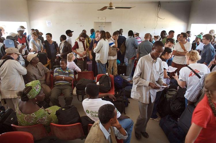 FN-ansatte og andre nødhjælpsarbejdere står i kø for at blive evakueret ud af Tchad. 