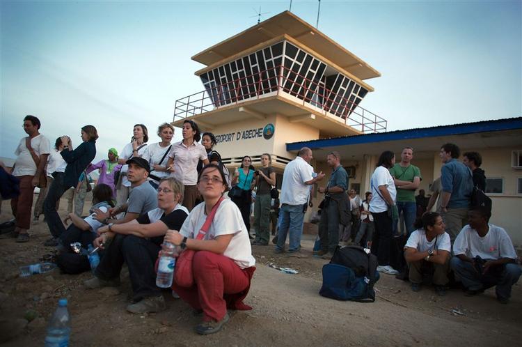 Heftige kampe i det østlige Tchad tvinger nu også FN's flygtningeorganisation UNHCR ud af landet. 