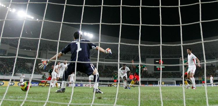 Camerouns  Stephane Mbia (nr. 2 fra højre) scorer det afgørende mål mod Tunesien. 