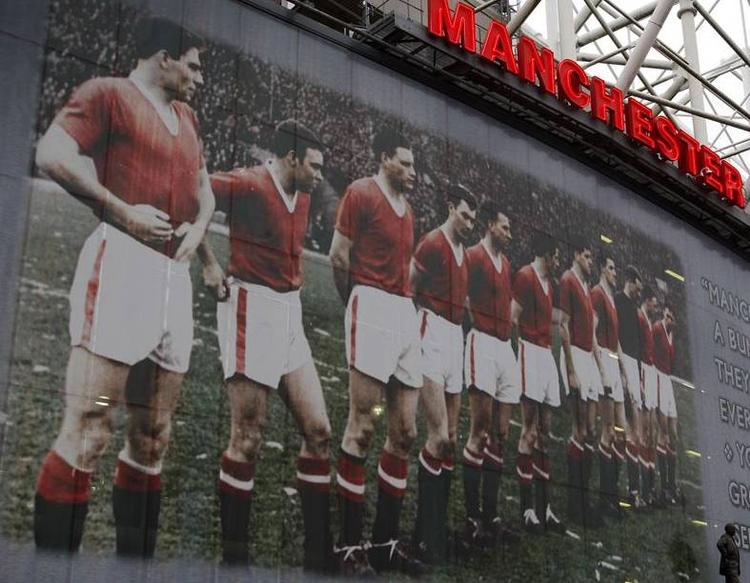 'The Busby Babes' pryder i disse dage facaden på Manchester Uniteds stadion Old Trafford. 