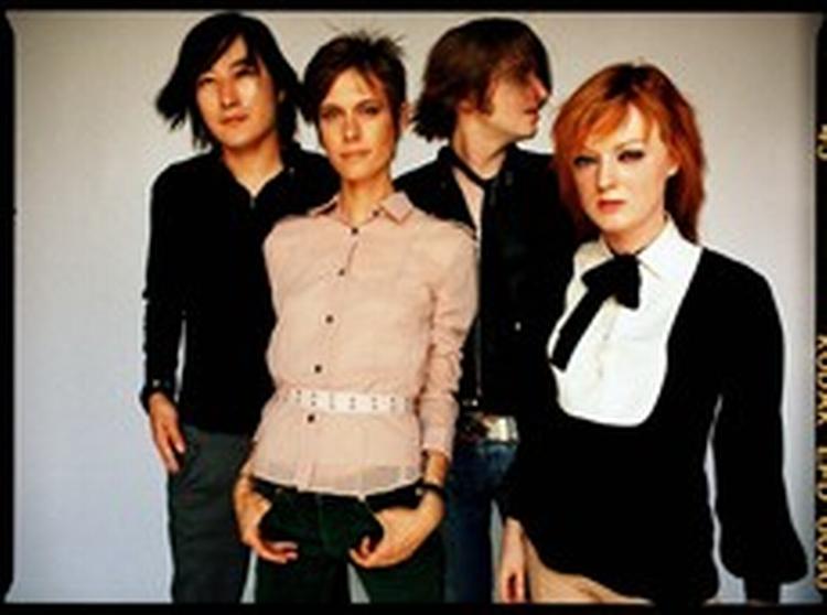 Attitude. Von Bondies fra Detroit leverer cool, barsk Detroitrock. Pågående som Iggy Pop, MC5 og Eminem. - PR-foto: Warner. 