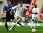 27-årige Steven Gerrard har gennem en årrække været anfører i Liverpool. På landsholdet har han flere gange vikarieret for både John Terry og David Beckham. Gerrard spiller onsdag sin 64. landskamp. 