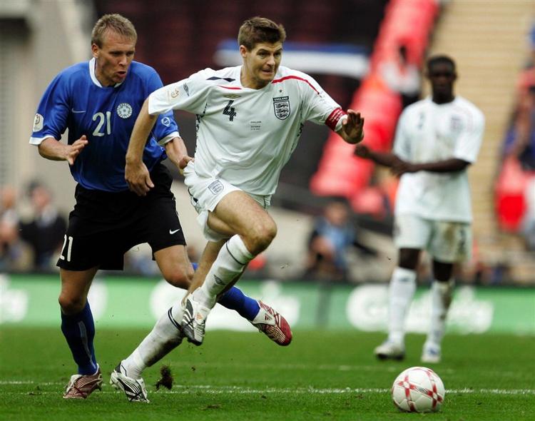 27-årige Steven Gerrard har gennem en årrække været anfører i Liverpool. På landsholdet har han flere gange vikarieret for både John Terry og David Beckham. Gerrard spiller onsdag sin 64. landskamp. 