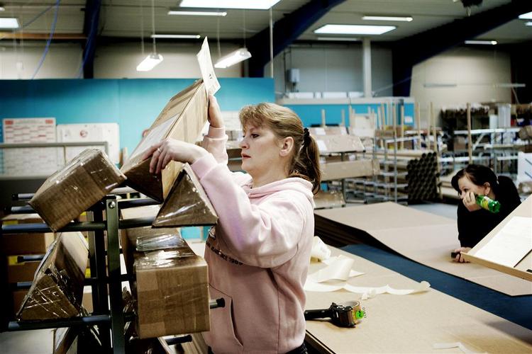 Efter flere sygeperioder er Malene Winther  kommet i arbejde på en persiennefabrik i Smørum 