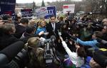 Mitt Romney med sin hustru Ann møder pressen på Super Tuesday. Han føler sig snydt for sejren i West Virginia. 