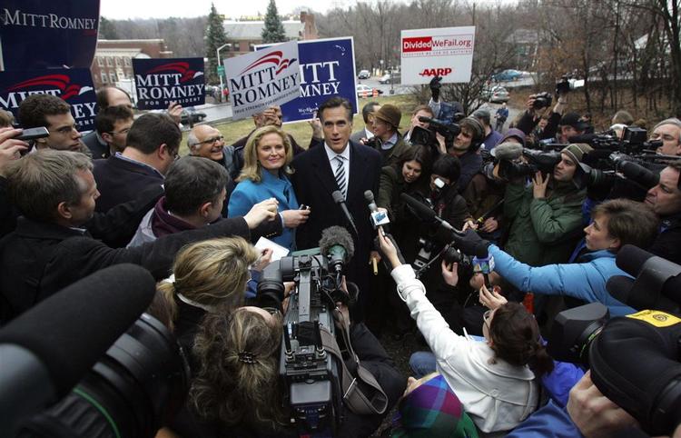 Mitt Romney med sin hustru Ann møder pressen på Super Tuesday. Han føler sig snydt for sejren i West Virginia. 