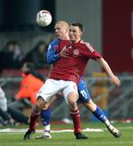 William Kvist i nærkamp med Islands Veigar Pall Gunnarsson i 3-0-sejren i november 2007. 