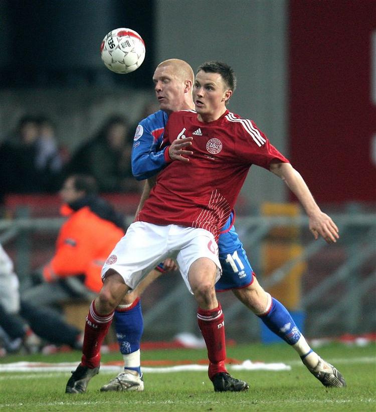 William Kvist i nærkamp med Islands Veigar Pall Gunnarsson i 3-0-sejren i november 2007. 