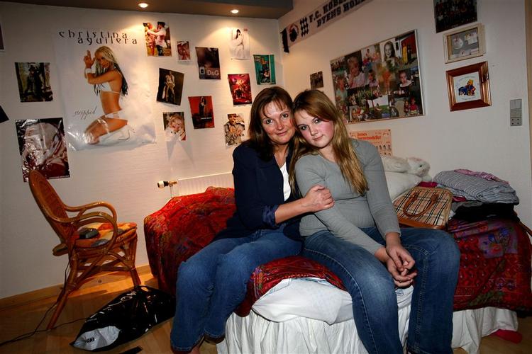 Karina Winther er en af de danskere, som ikke har  villet vente på, at det bliver gratis at få piger vaccineret mod livmoderhalskræft. Derfor har hun betalt 3.500 kroner for at få datteren Stephanie vaccineret. 