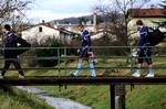 Leon Andreasen går i Noca Gorica over et vandløb noget mindre end Ddet farvand, han har krydset på sin vej fra Werder Bremen til Fulham. 