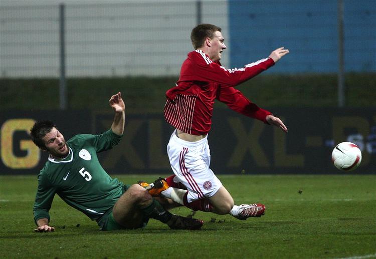 Nicklas Bendtner fik tildelt et straffespark og scorede det danske sejrsmål i 2-1-sejr over Slovenien 
