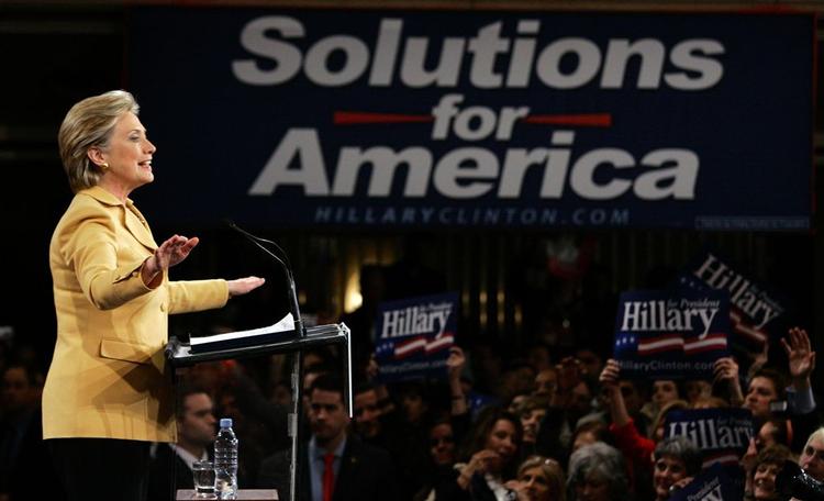 Hillary Clinton kalder det selv en »klog investering«, at hun tærer på egen formue. 