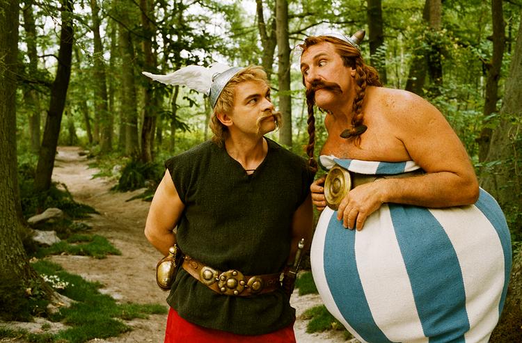 Clovis Cornillac som Asterix ogGérard Depardieu som Obelix. Billede fra filmen 'Asterix og de olympiske lege'. 