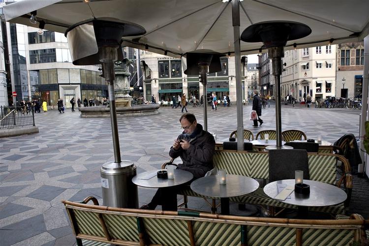Rygerne må fremover undvære gasvarmerne uden for blandt andet Café Europa på Amagertorv, hvis det står til EU-parlamentet. Den beslutning møder nu modstand fra restauratørerne. 